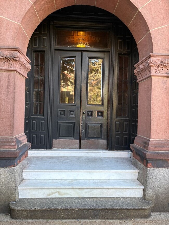 Building Photo - 128 Magazine St