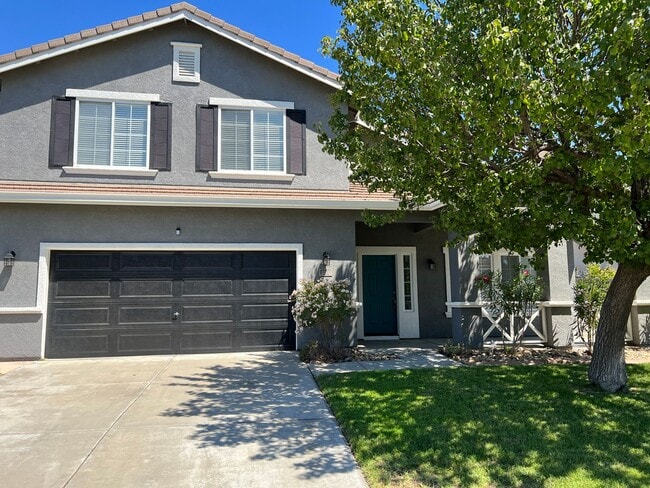 Building Photo - Large 4 bedroom located on a well maintained court!