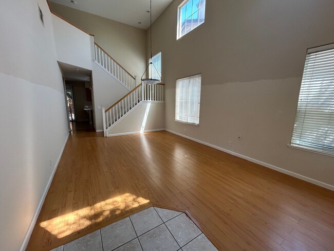 Building Photo - 3 Bedroom 2.5 Bathroom Townhouse