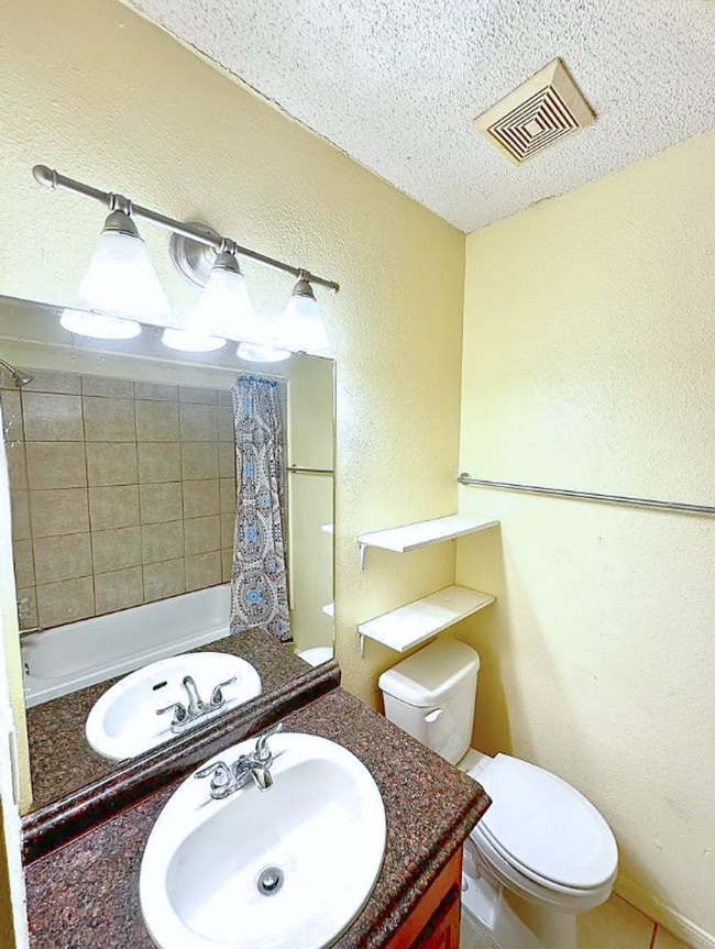 Building Photo - AVAILABLE NOW!