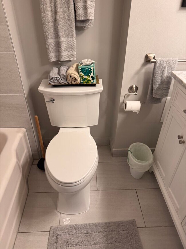 Building Photo - Fully Furnished Studio Unit in the Heart of Waikiki