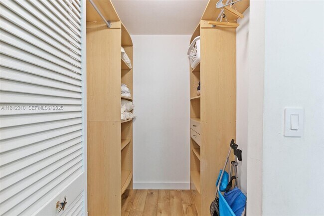 Building Photo - 19999 E Country Club Dr