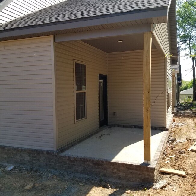 Building Photo - 3 bedroom 3.5 bathroom home near campus