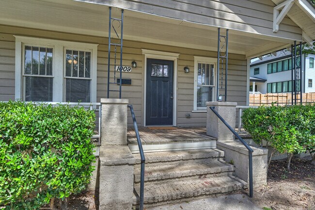 Building Photo - 1009 Grace St