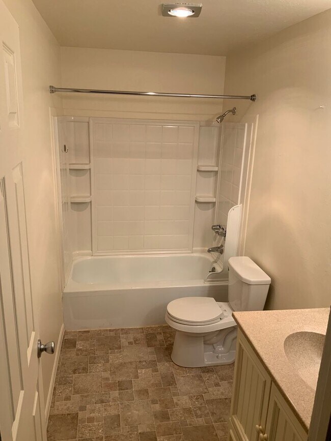 Building Photo - 1 Bedroom Condo in Southwest Eugene