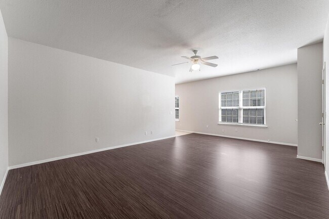 Building Photo - Milliken Duplex