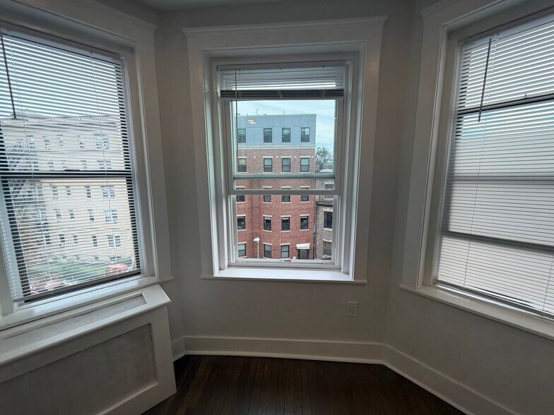 Building Photo - 19 Peterborough St