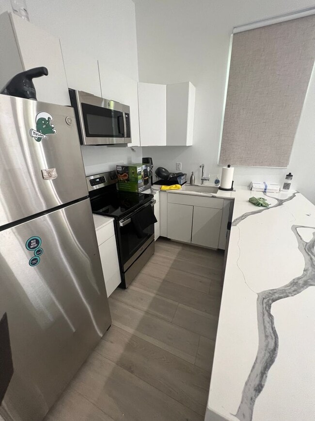 Building Photo - New Renovated 5bd/2ba Near Campus with Shared Pool! Available for 18 month lease