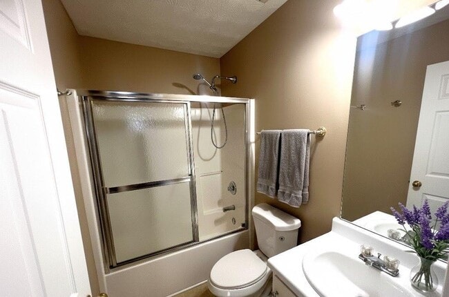 Building Photo - 2209 Swan Lake Ct