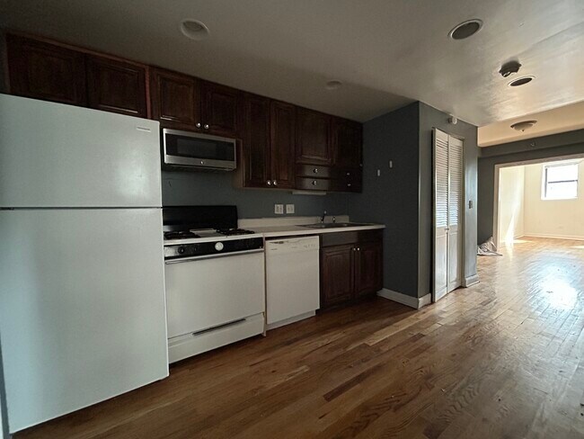 Building Photo - 3700 N Sheffield-G