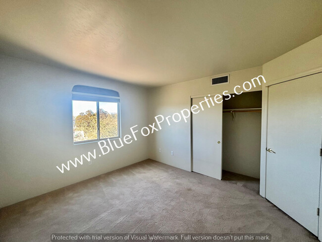 Building Photo - 3 Bedroom, 2.5 Bath Home in South Tucson