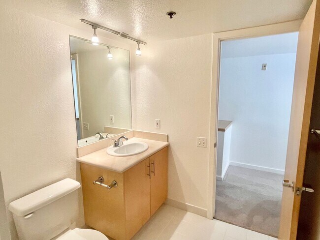 Building Photo - HUGE 2 Level 2br/1.5Ba Loft, High Ceilings...