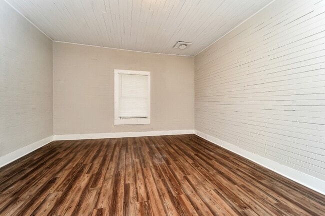 Building Photo - Cozy, Stylish, and Newly Renovated in the ...