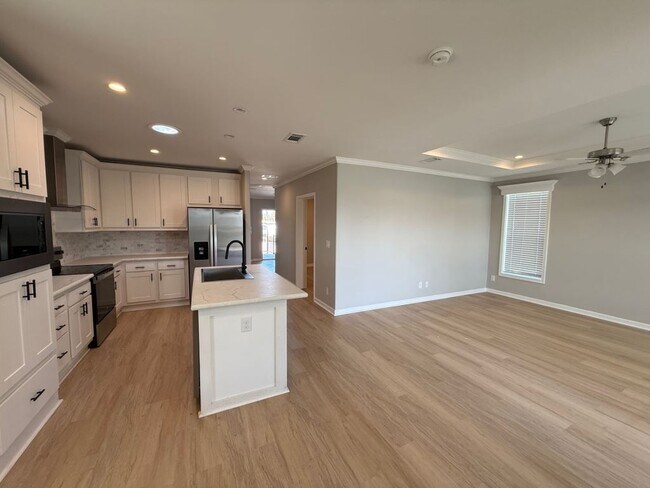 Building Photo - 7815 Lakeshore Dr