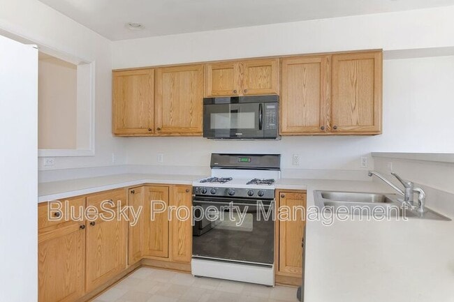 Building Photo - 221 Buttercup Ln