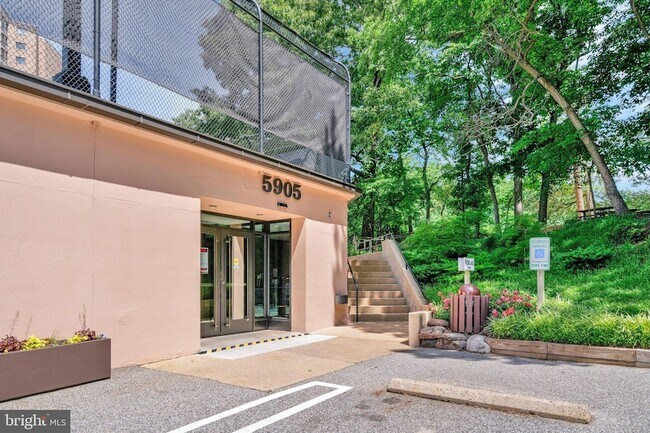 Building Photo - 5904 Mt Eagle Dr