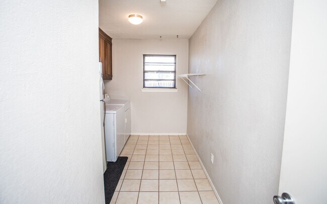 Building Photo - Available June 15th: Spacious 3 Bed, 2 Bath Ready for You!