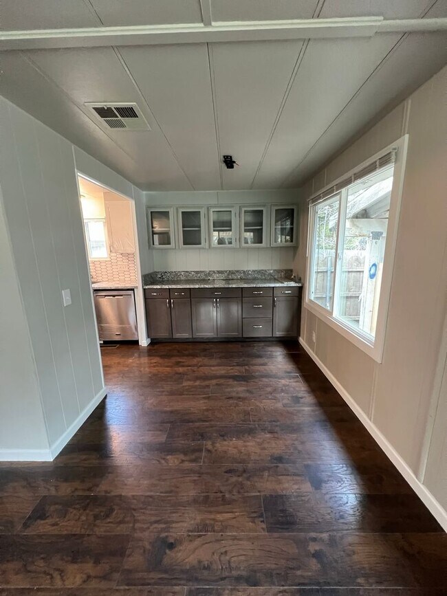 Building Photo - 2 bedroom 1 bathroom with  bonus room located in the Avenues