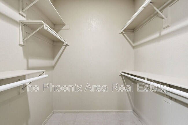 Building Photo - 4425 E Douglas Ave