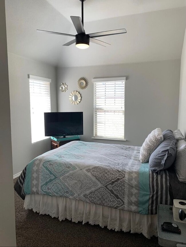 Building Photo - Gorgeous 4 bedroom 2 bathroom Available September!