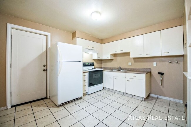 Building Photo - Spacious 3 Bedroom Available now!