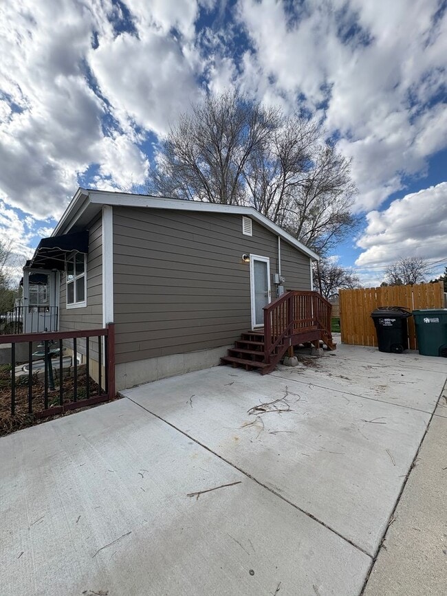 Building Photo - Spacious 4 Bedroom Home *Pet Friendly*