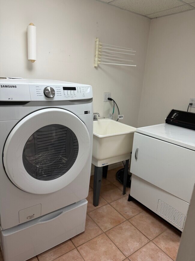 Building Photo - 114 Woodbury Ln