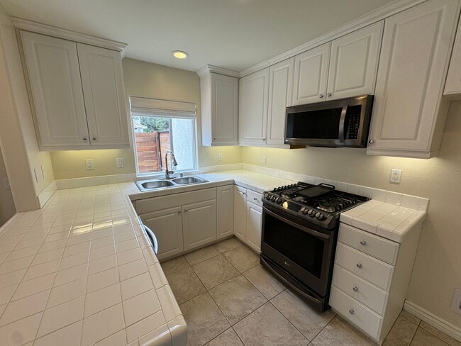 Building Photo - Private Patio, Cozy Fireplace & Prime Thousand Oaks Location