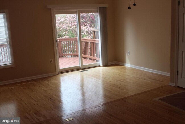 Building Photo - 611 Suffield Dr