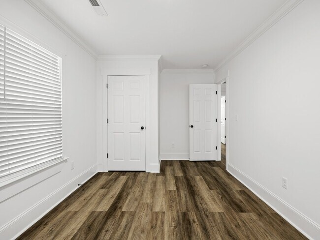 Building Photo - 214 Averill St