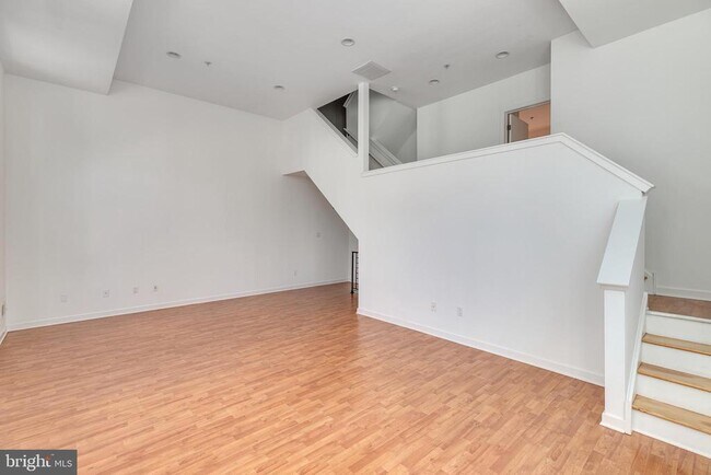 Building Photo - 220 W George St