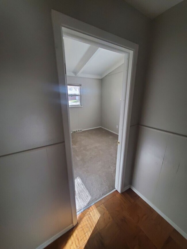 Building Photo - Spacious Ranch Style 4 BR Available in Aug...