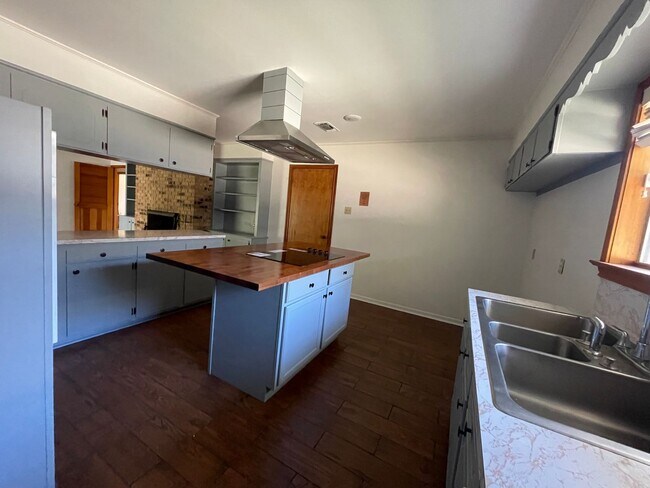Building Photo - Home for RENT in North Baton Rouge