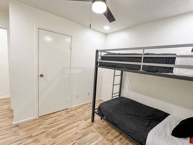 Building Photo - 2012 E Lacey Oak Cir