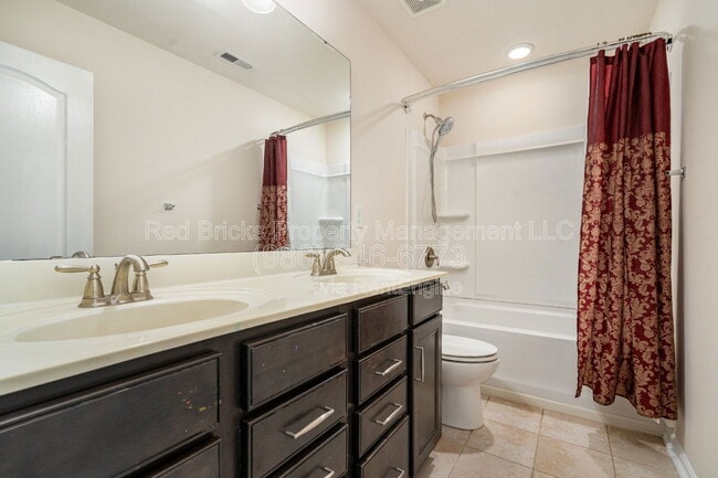 Building Photo - 532 Oak Forest Ln