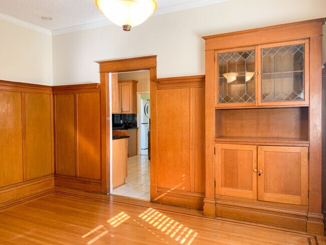 Building Photo - Exceptional Mountain View Home with Guest Suite Near Downtown