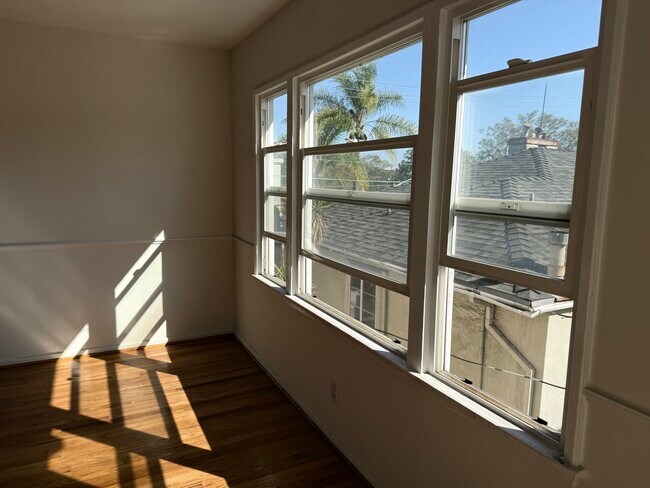 Building Photo - 408 N Doheny Dr