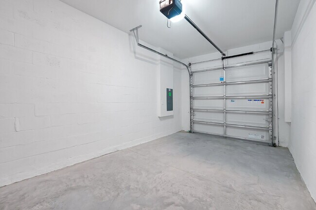 Building Photo - Beautiful New 3-Bedroom Townhome in Davenport — Includes Resort Pool, Modern Clubhouse & Family P...