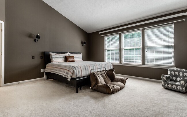 Building Photo - Spacious 5-Bed Home with In-Law Suite, Fin...