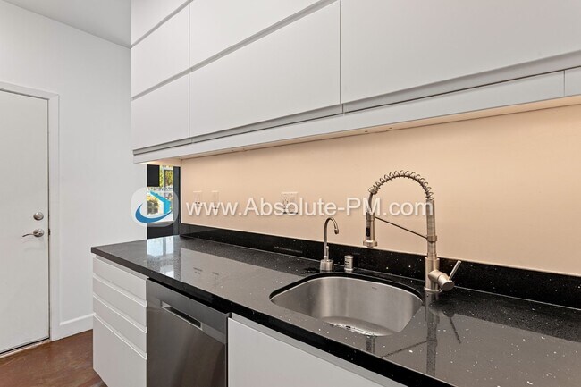 Building Photo - Amazing 2-bedroom, 1.5 bathrooms townhome,...