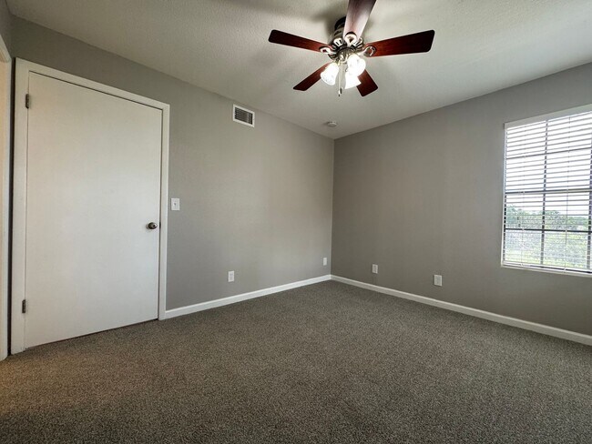 Building Photo - Altamonte Springs Top Floor Condo ~ Gated Waterfront Community ~ Must See!