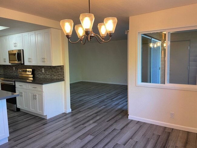 Building Photo - $500 off 1st months rent!!  Bright and Modern Northgate Condo!