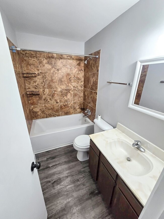 Building Photo - 136 N Lake St