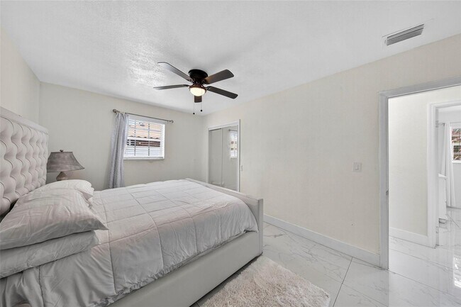 Building Photo - 19621 NW 11th Ct