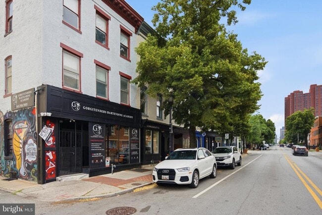 Building Photo - 910 S Charles St