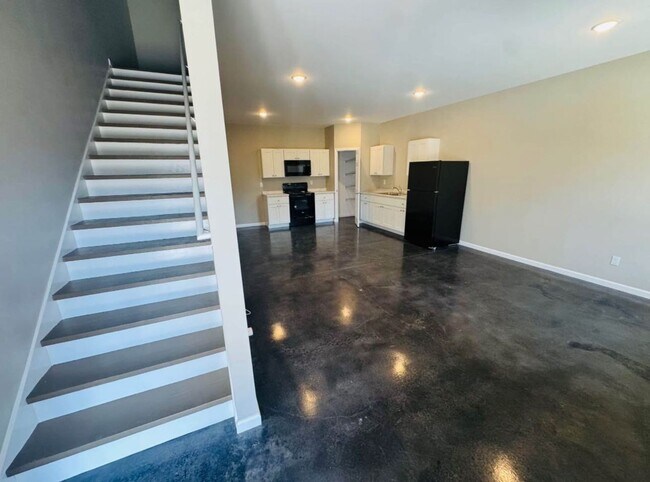 Building Photo - 2 bed, 1.5 bath Townhouse