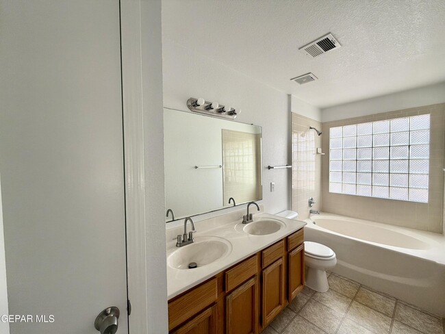 Building Photo - 12501 Sombra Fuerte Dr