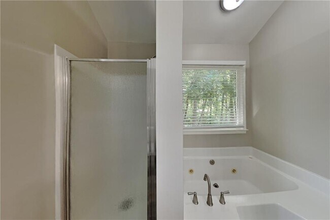 Building Photo - 5665 Enchantress Ln NE