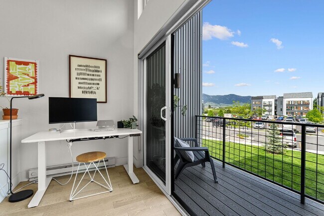 Building Photo - Modern Luxury in this end unit Blondie Condo