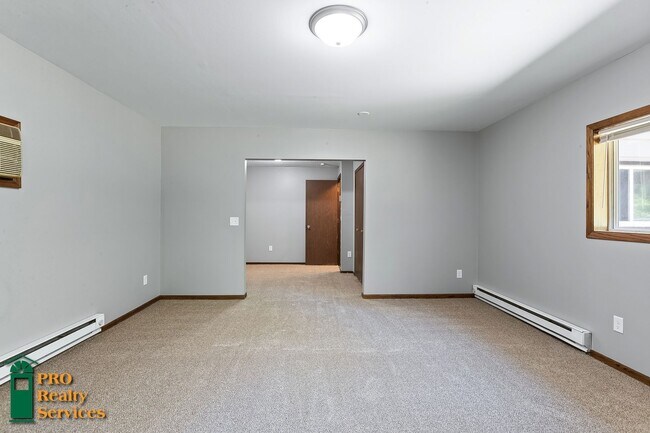 Building Photo - Spacious 4 Bedroom Home **Half Off October...